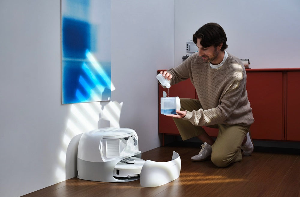 Đổ nước lau sàn chuyên dụng vào Robot hút bụi