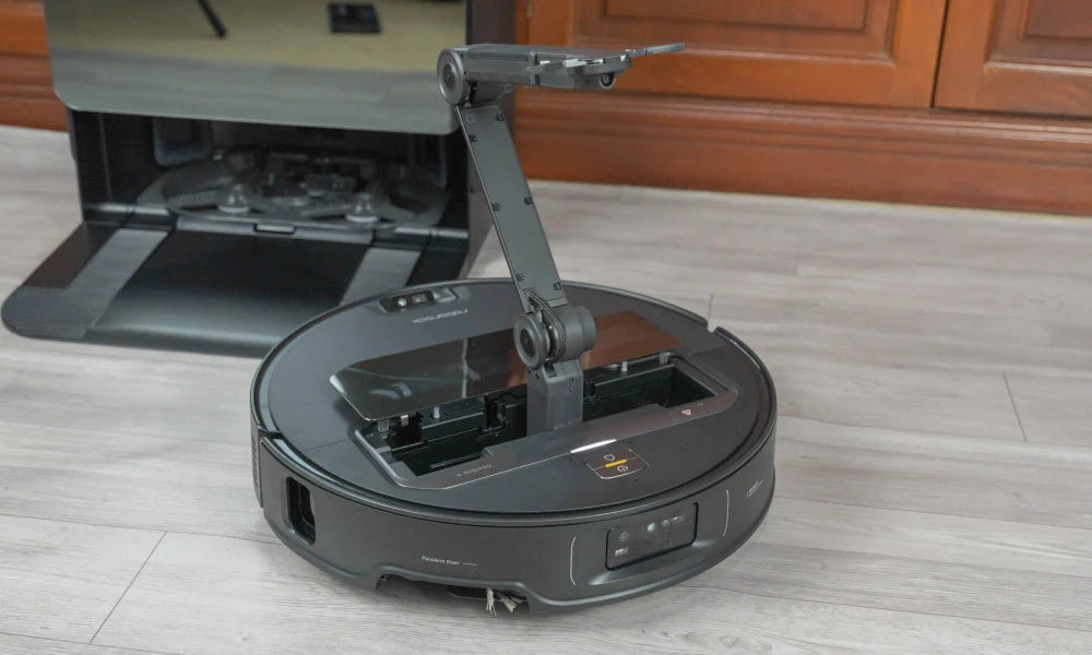 Robot hút bụi đầu tiên trang bị tay cơ học 5 trục