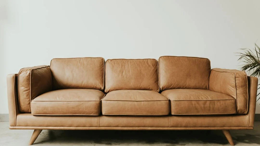 cách vệ sinh ghế sofa da bằng máy hút bụi