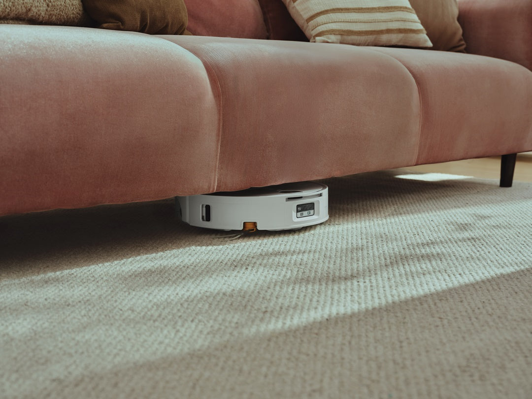 Gầm sofa, gầm giường, chân tủ: Robot hút bụi con lăn thân mỏng có làm sạch tốt hơn?